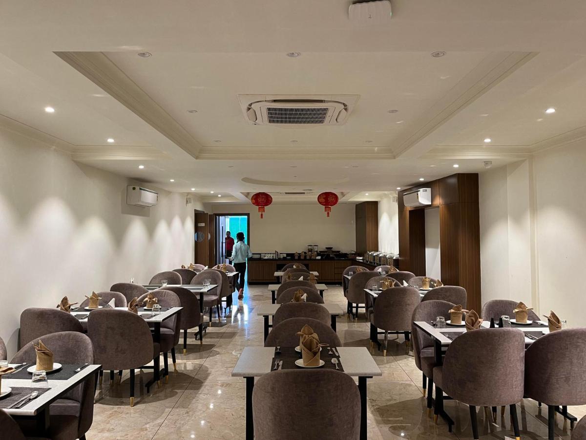 Hotel The Royal Vista Waranasi Zewnętrze zdjęcie
